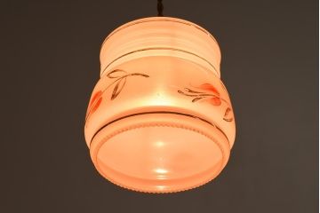 イギリスビンテージ　淡いピンクとお花のデザインが可愛らしいペンダントライト(吊り下げ照明、シェード)