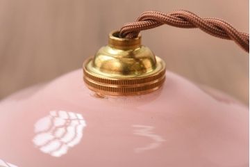 イギリスビンテージ　淡いピンクとお花のデザインが可愛らしいペンダントライト(吊り下げ照明、シェード)