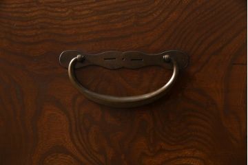 アンティーク家具　和製アンティーク　前面ケヤキ玉杢材　銅金具が味わい深いローボード(ローチェスト、引き出し)