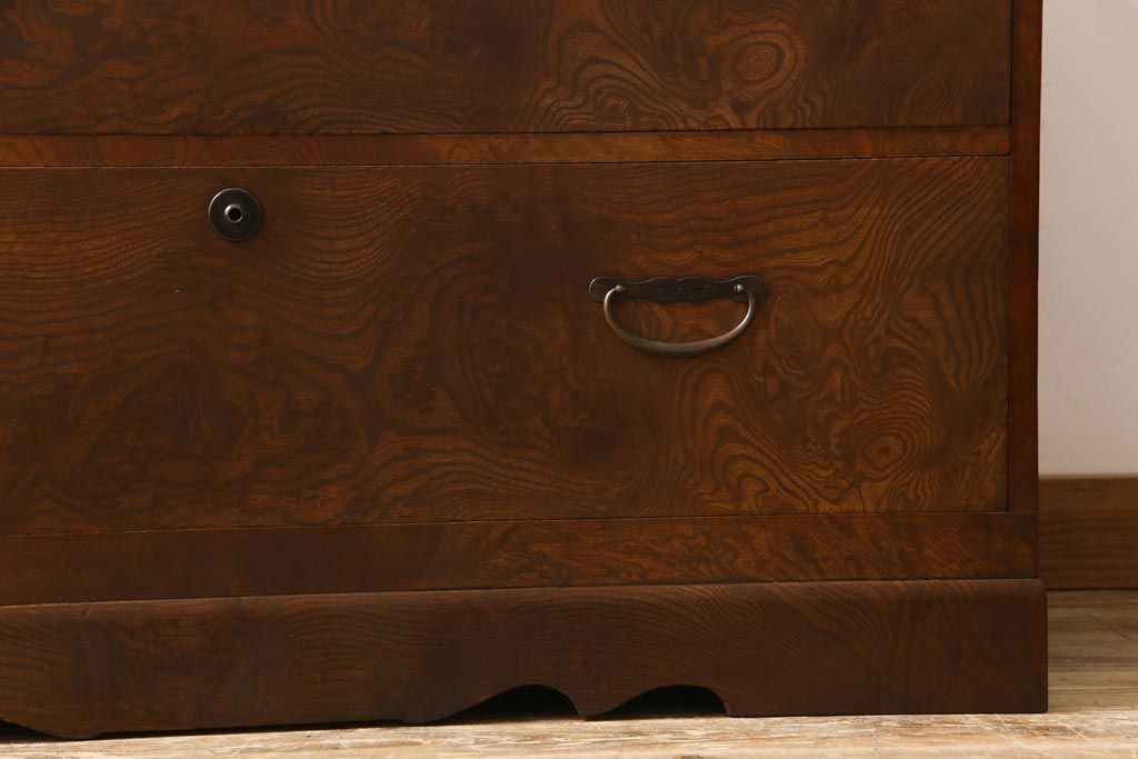 アンティーク家具　和製アンティーク　前面ケヤキ玉杢材　銅金具が味わい深いローボード(ローチェスト、引き出し)