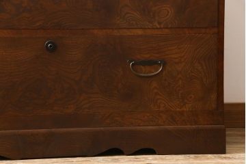 アンティーク家具　和製アンティーク　前面ケヤキ玉杢材　銅金具が味わい深いローボード(ローチェスト、引き出し)
