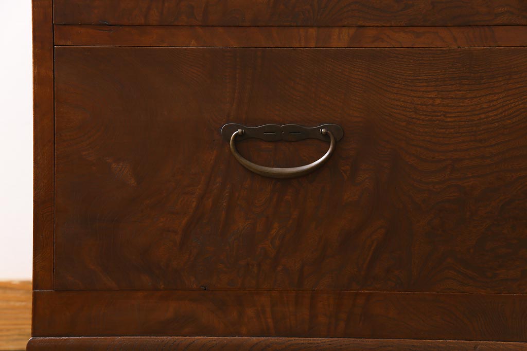 アンティーク家具　和製アンティーク　前面ケヤキ玉杢材　銅金具が味わい深いローボード(ローチェスト、引き出し)