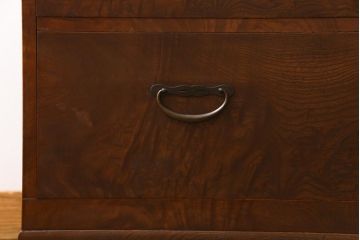 アンティーク家具　和製アンティーク　前面ケヤキ玉杢材　銅金具が味わい深いローボード(ローチェスト、引き出し)