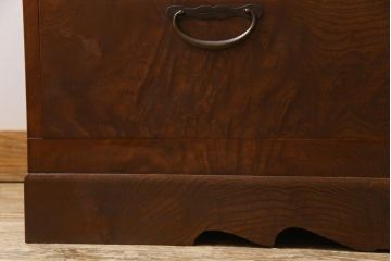 アンティーク家具　和製アンティーク　前面ケヤキ玉杢材　銅金具が味わい深いローボード(ローチェスト、引き出し)