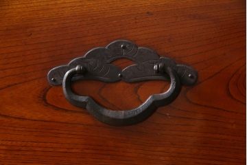 アンティーク家具　和製アンティーク　リメイク　桜丸金具　黒い金具がアクセントの米沢箪笥ローボード(ローチェスト、引き出し、和タンス)