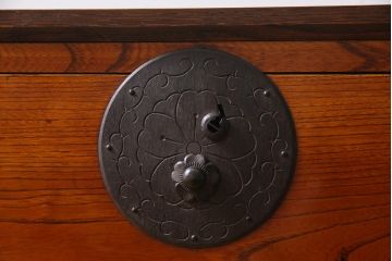 アンティーク家具　和製アンティーク　リメイク　桜丸金具　黒い金具がアクセントの米沢箪笥ローボード(ローチェスト、引き出し、和タンス)