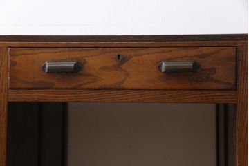 アンティーク家具　昭和初期　栗材　天板一枚板　ダイナミックな木目が目を引く小振りのワークデスク(両袖机、在宅ワーク、在宅用)