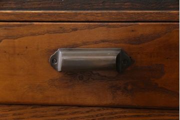 アンティーク家具　昭和初期　栗材　天板一枚板　ダイナミックな木目が目を引く小振りのワークデスク(両袖机、在宅ワーク、在宅用)