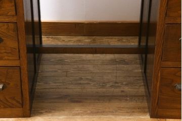 アンティーク家具　昭和初期　栗材　天板一枚板　ダイナミックな木目が目を引く小振りのワークデスク(両袖机、在宅ワーク、在宅用)