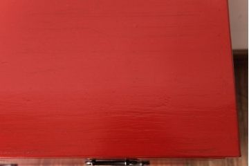 アンティーク家具　昭和初期　鮮やかな赤色が目を引く総桐材の箪笥(サイドチェスト、桐箪笥、桐たんす)