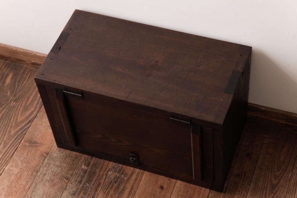 アンティーク雑貨　昭和初期　ベンチとしても使える重厚な佇まいの収納箱(木箱、本箱)