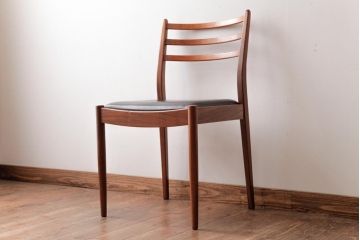 北欧家具　G-PLAN(ジープラン)　チーク材　 黒のレザーがおしゃれなダイニングチェア(椅子、ダイニングチェア、ワークチェア)(1)