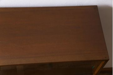 ヴィンテージ家具　ビンテージ　カバ材　シンプルモダンなデザインがシックな雰囲気漂うブックケース(キャビネット、収納棚、本箱)