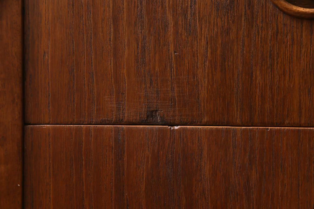 ヴィンテージ家具　北欧ビンテージ　デンマーク　チーク材　ふっくらとした取っ手が愛らしいチェスト(引き出し)