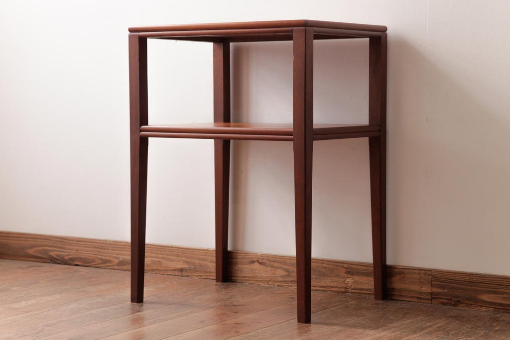 ビンテージ家具　北欧ヴィンテージ　チーク材　飾り台としてもおすすめの棚付きサイドテーブル(カフェテーブル、飾り棚)