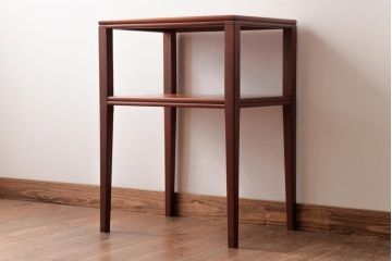 ビンテージ家具　北欧ヴィンテージ　チーク材　飾り台としてもおすすめの棚付きサイドテーブル(カフェテーブル、飾り棚)