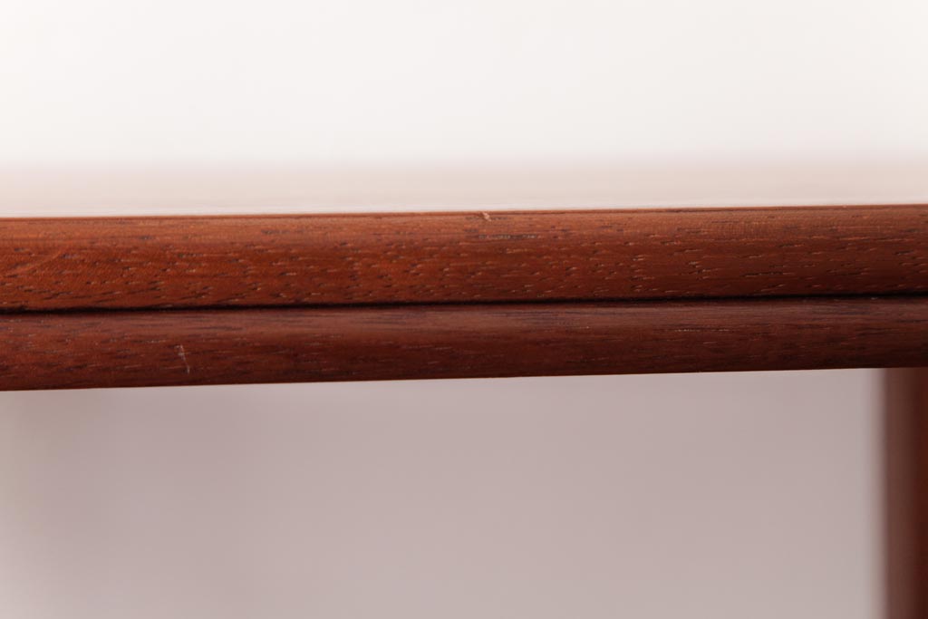 ビンテージ家具　北欧ヴィンテージ　チーク材　飾り台としてもおすすめの棚付きサイドテーブル(カフェテーブル、飾り棚)