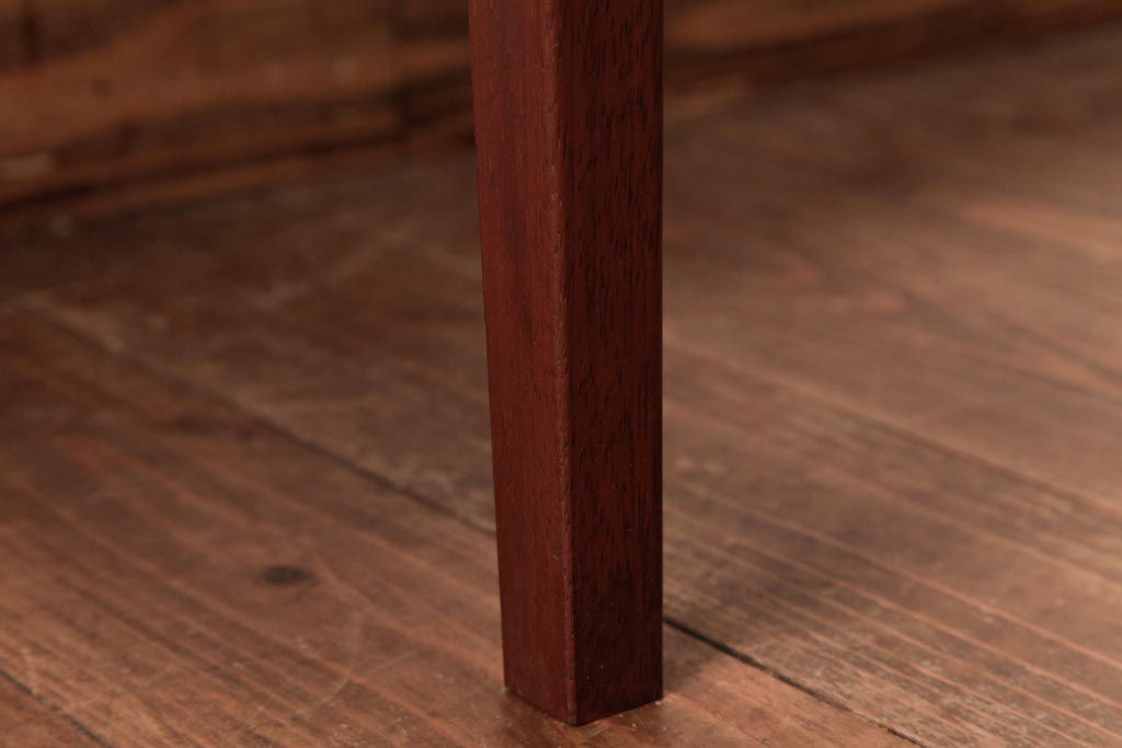 ビンテージ家具　北欧ヴィンテージ　チーク材　飾り台としてもおすすめの棚付きサイドテーブル(カフェテーブル、飾り棚)