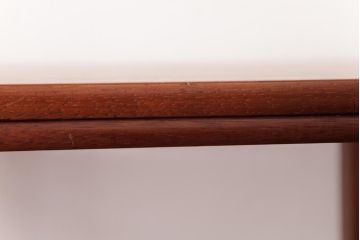 ビンテージ家具　北欧ヴィンテージ　チーク材　飾り台としてもおすすめの棚付きサイドテーブル(カフェテーブル、飾り棚)