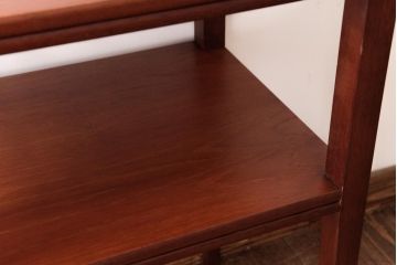 ビンテージ家具　北欧ヴィンテージ　チーク材　飾り台としてもおすすめの棚付きサイドテーブル(カフェテーブル、飾り棚)