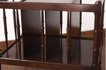 アンティーク家具　フランスアンティーク　高級品　マホガニー材　エレガントな佇まいが魅力のキャスター付きマガジンラック(サイドテーブル)