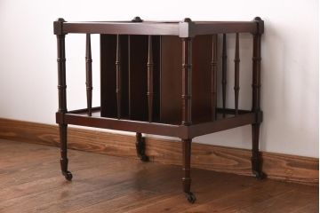 アンティーク家具　フランスアンティーク　高級品　マホガニー材　エレガントな佇まいが魅力のキャスター付きマガジンラック(サイドテーブル)