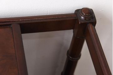 アンティーク家具　フランスアンティーク　高級品　マホガニー材　エレガントな佇まいが魅力のキャスター付きマガジンラック(サイドテーブル)