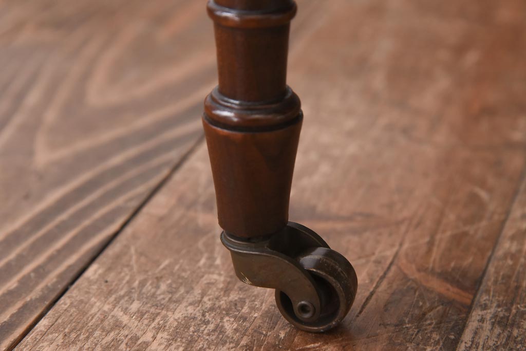 アンティーク家具　フランスアンティーク　高級品　マホガニー材　エレガントな佇まいが魅力のキャスター付きマガジンラック(サイドテーブル)