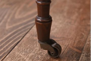 アンティーク家具　フランスアンティーク　高級品　マホガニー材　エレガントな佇まいが魅力のキャスター付きマガジンラック(サイドテーブル)