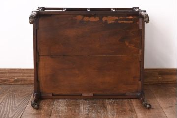 アンティーク家具　フランスアンティーク　高級品　マホガニー材　エレガントな佇まいが魅力のキャスター付きマガジンラック(サイドテーブル)