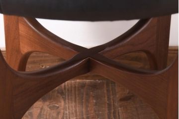 ヴィンテージ家具　北欧ビンテージ　G-PLAN(ジープラン)　スタイリッシュな丸スツール(チェア、椅子、オットマン)