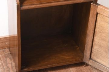 アンティーク家具　イギリスアンティーク　オーク材　小振り　木の温もり溢れる上品なキャビネット(飾り棚、戸棚)