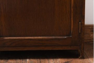 アンティーク家具　イギリスアンティーク　オーク材　小振り　木の温もり溢れる上品なキャビネット(飾り棚、戸棚)