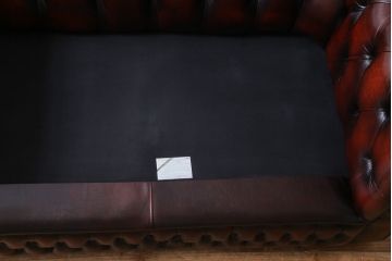 ビンテージ家具　イギリスヴィンテージ家具　重厚感のあるチェスターフィールドソファ(ラウンジソファ、2人掛けソファ)
