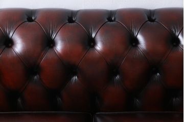 ビンテージ家具　イギリスヴィンテージ家具　重厚感のあるチェスターフィールドソファ(ラウンジソファ、2人掛けソファ)