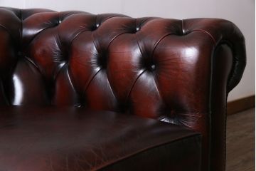 ビンテージ家具　イギリスヴィンテージ家具　重厚感のあるチェスターフィールドソファ(ラウンジソファ、2人掛けソファ)