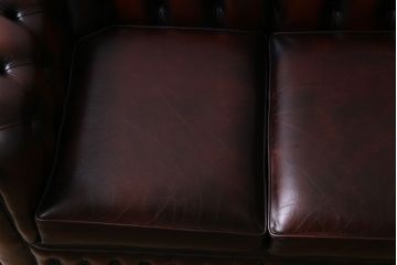ビンテージ家具　イギリスヴィンテージ家具　重厚感のあるチェスターフィールドソファ(ラウンジソファ、2人掛けソファ)