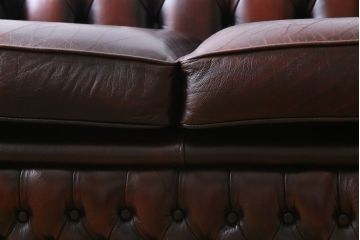ビンテージ家具　イギリスヴィンテージ家具　重厚感のあるチェスターフィールドソファ(ラウンジソファ、2人掛けソファ)