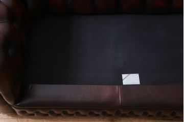 ビンテージ家具　イギリスヴィンテージ家具　重厚感のあるチェスターフィールドソファ(ラウンジソファ、2人掛けソファ)