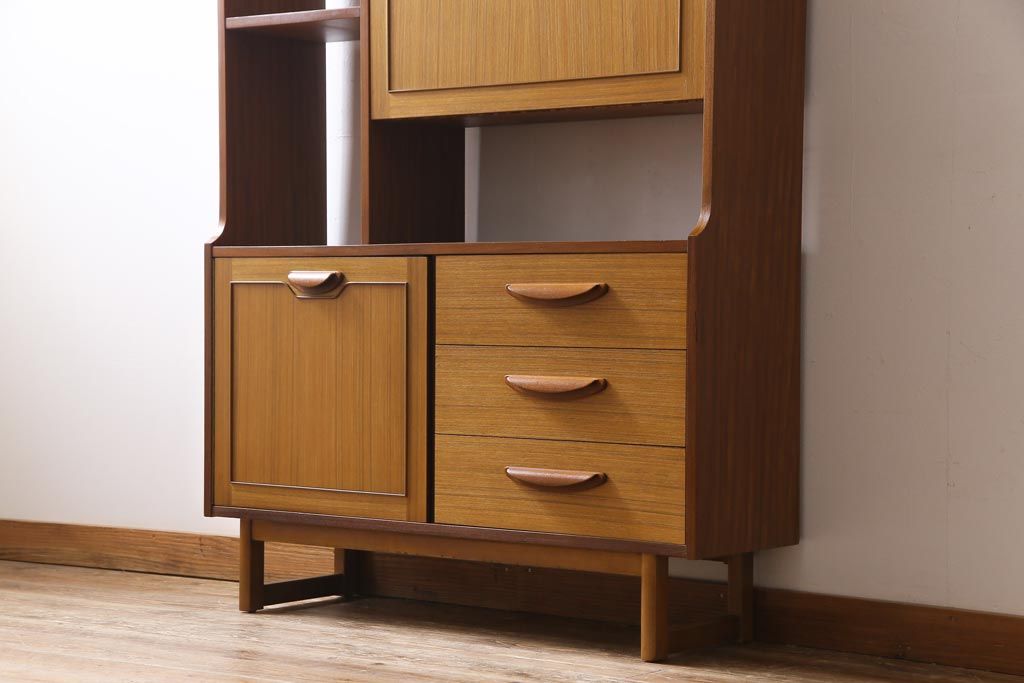 ビンテージ家具　北欧ヴィンテージ　ミッドセンチュリーデザインのルームディバイダー(飾り棚、サイドボード)