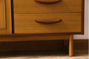 ビンテージ家具　北欧ヴィンテージ　ミッドセンチュリーデザインのルームディバイダー(飾り棚、サイドボード)