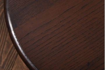 ヴィンテージ家具　イギリスビンテージ　オーク材　シックな意匠が目を引く折り畳み式サイドテーブル(コーヒーテーブル、花台)