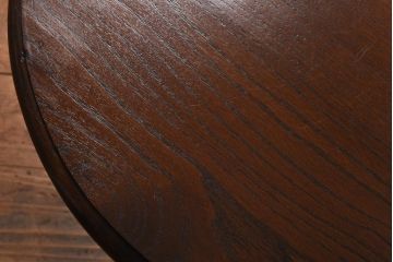 ヴィンテージ家具　イギリスビンテージ　オーク材　シックな意匠が目を引く折り畳み式サイドテーブル(コーヒーテーブル、花台)