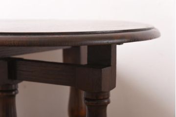ヴィンテージ家具　イギリスビンテージ　オーク材　シックな意匠が目を引く折り畳み式サイドテーブル(コーヒーテーブル、花台)