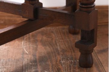 ヴィンテージ家具　イギリスビンテージ　オーク材　シックな意匠が目を引く折り畳み式サイドテーブル(コーヒーテーブル、花台)