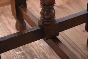 ヴィンテージ家具　イギリスビンテージ　オーク材　シックな意匠が目を引く折り畳み式サイドテーブル(コーヒーテーブル、花台)