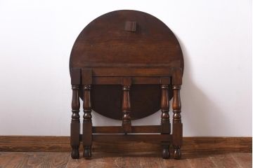 ヴィンテージ家具　イギリスビンテージ　オーク材　シックな意匠が目を引く折り畳み式サイドテーブル(コーヒーテーブル、花台)