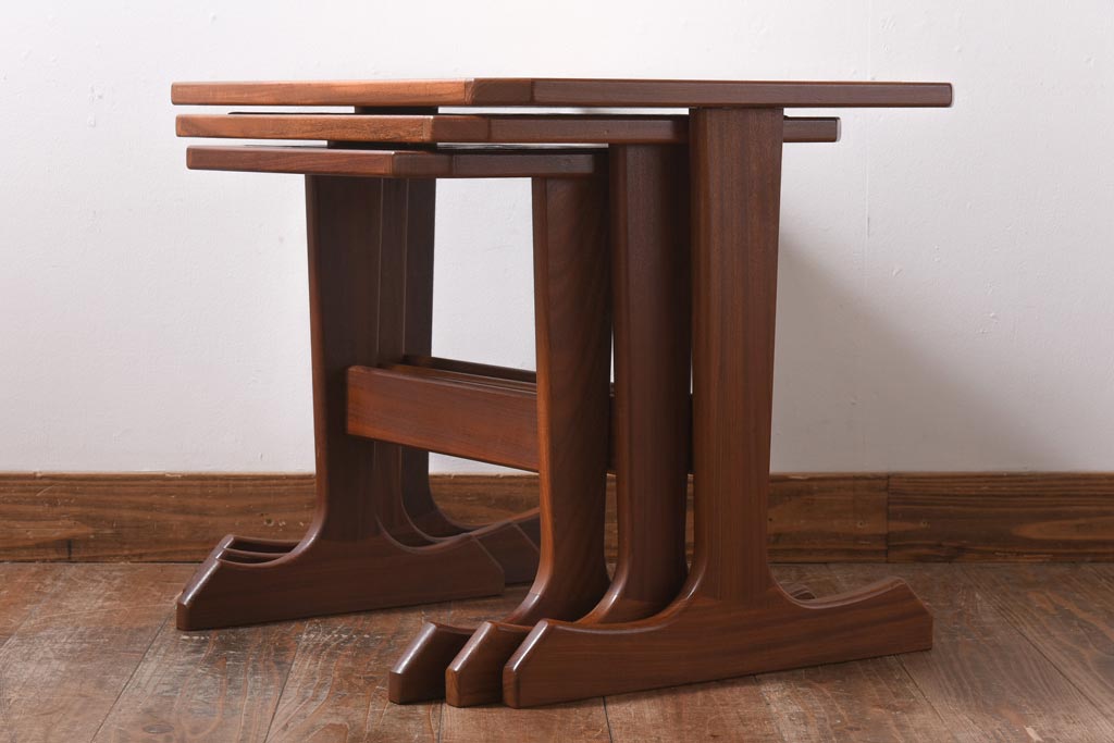 ヴィンテージ家具　北欧ビンテージ　G-PLAN(ジープラン)　チーク材　タイルトップがおしゃれなネストテーブル(サイドテーブル)