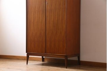 ヴィンテージ家具　北欧ビンテージ　チーク材　Mackintosh(マッキントッシュ)　レア物　スタイリッシュな雰囲気漂うワードローブ(収納棚)