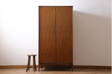 ヴィンテージ家具　北欧ビンテージ　チーク材　Mackintosh(マッキントッシュ)　レア物　スタイリッシュな雰囲気漂うワードローブ(収納棚)